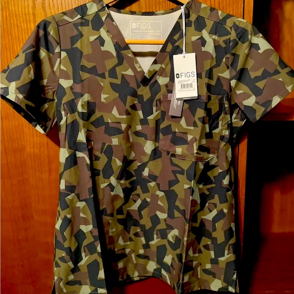NWT Figs camo freeX Catarina top xs